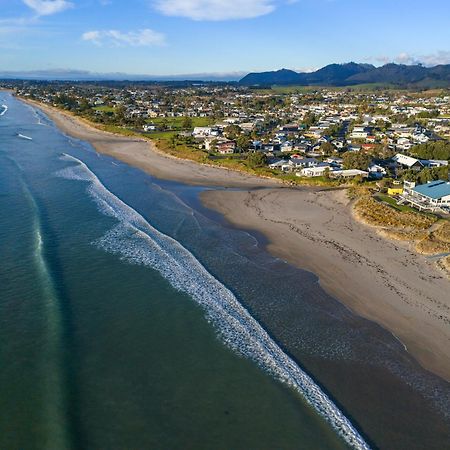 Tasman Holiday Parks - Waihi Beach Kültér fotó Aerial view of the beach at Waikuku