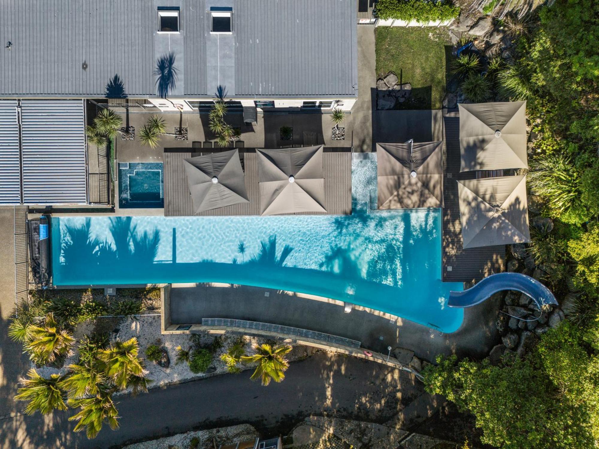 Tasman Holiday Parks - Waihi Beach Kültér fotó Aerial view of the pool