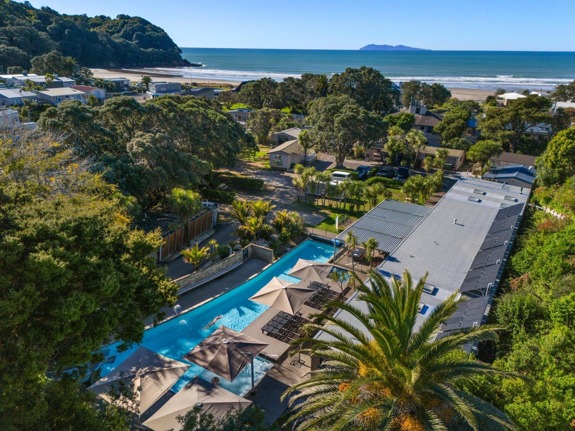 Tasman Holiday Parks - Waihi Beach Kültér fotó Aerial view of the hotel