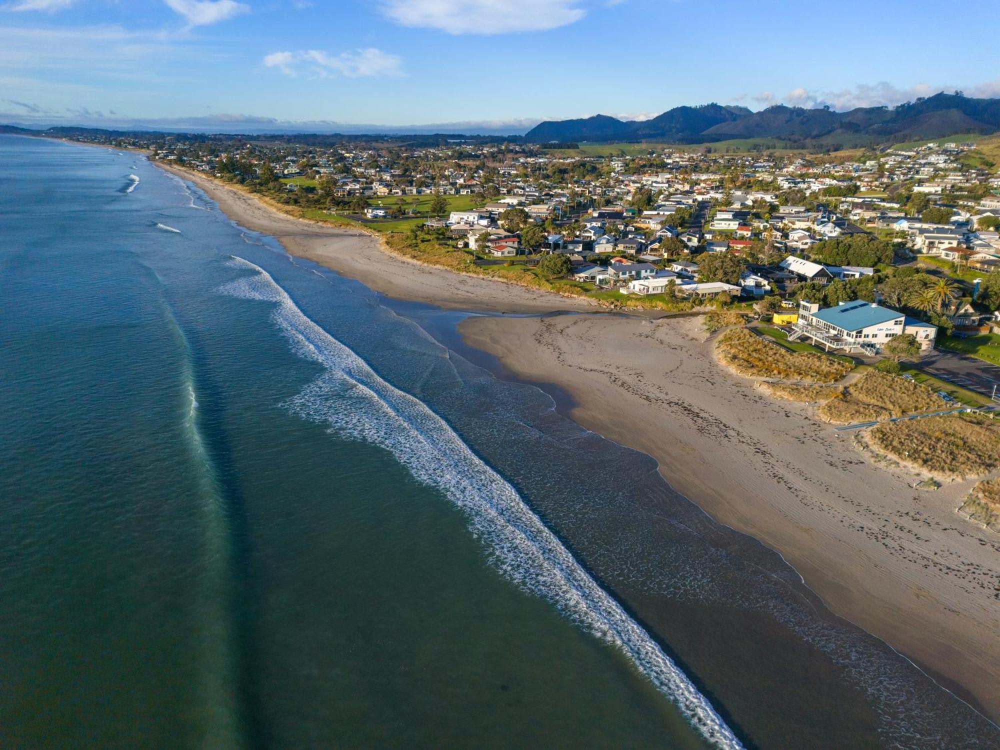 Tasman Holiday Parks - Waihi Beach Kültér fotó Aerial view of the beach at Waikuku