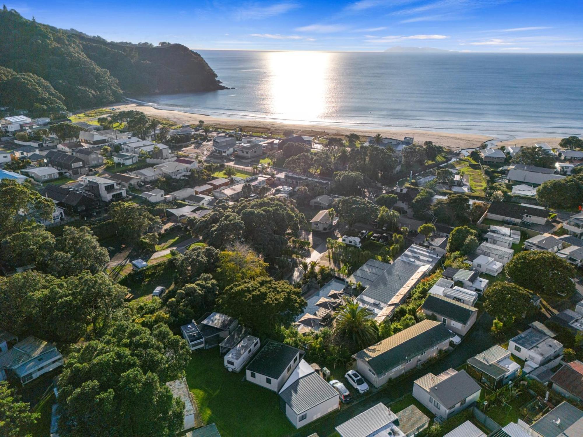 Tasman Holiday Parks - Waihi Beach Kültér fotó Aerial view of the town