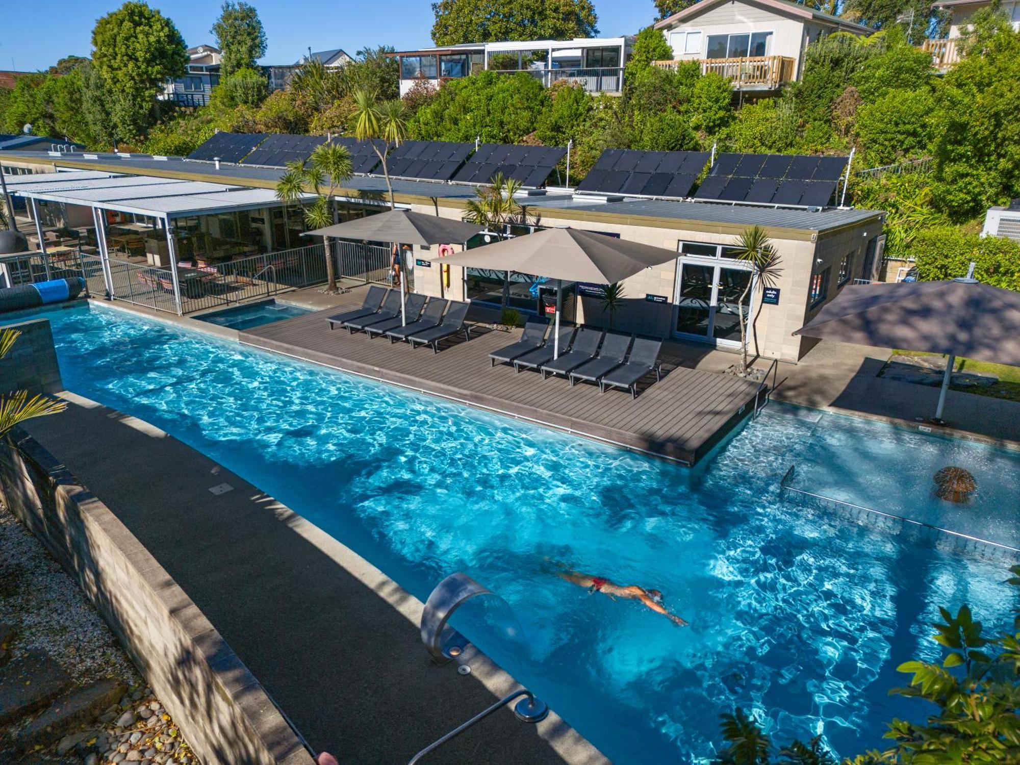 Tasman Holiday Parks - Waihi Beach Kültér fotó The swimming pool at the hotel