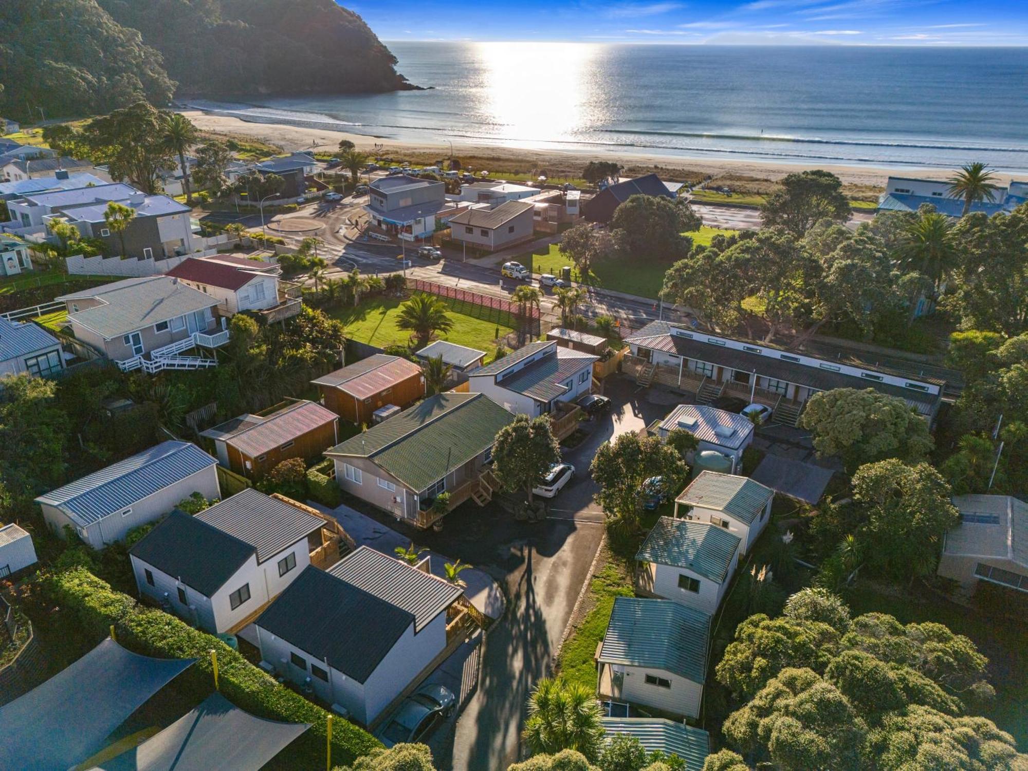 Tasman Holiday Parks - Waihi Beach Kültér fotó Aerial view of the town