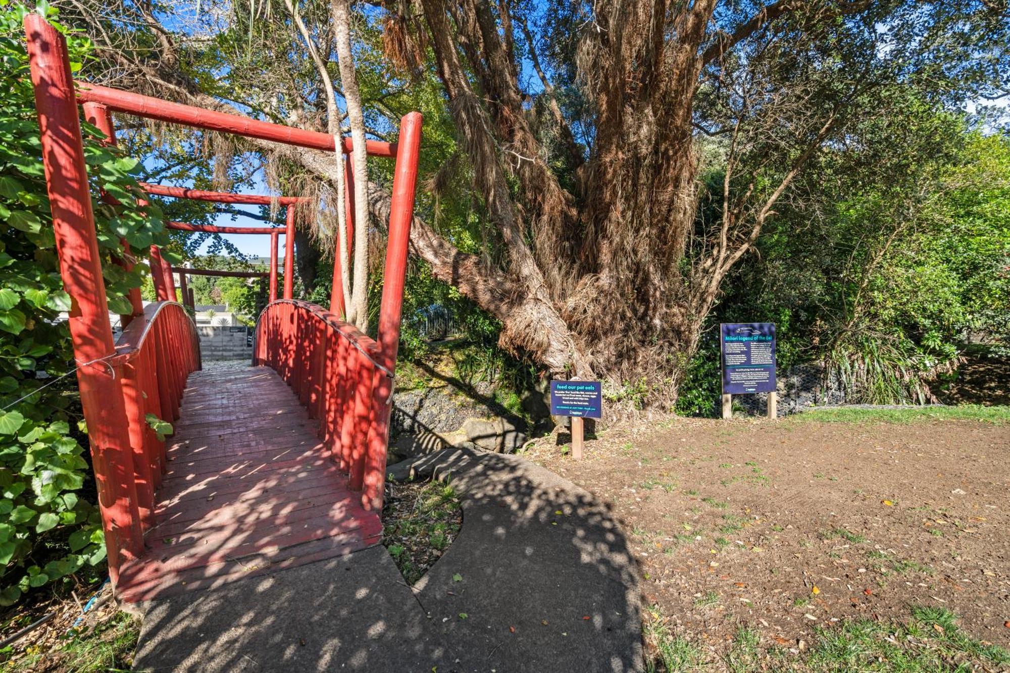 Tasman Holiday Parks - Waihi Beach Kültér fotó The bridge at the entrance to the park