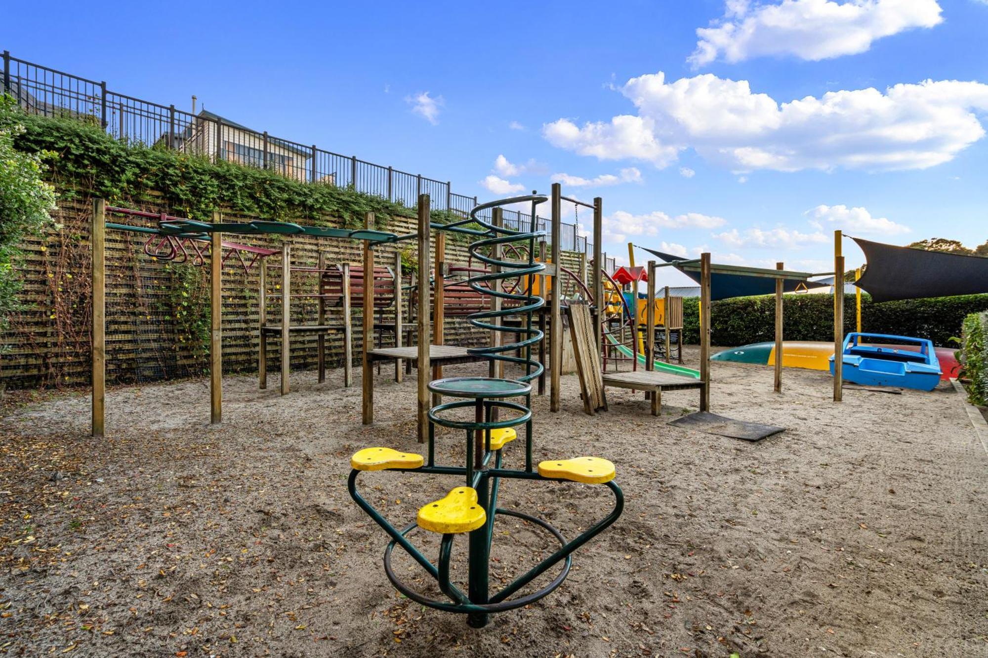 Tasman Holiday Parks - Waihi Beach Kültér fotó Playground at the school