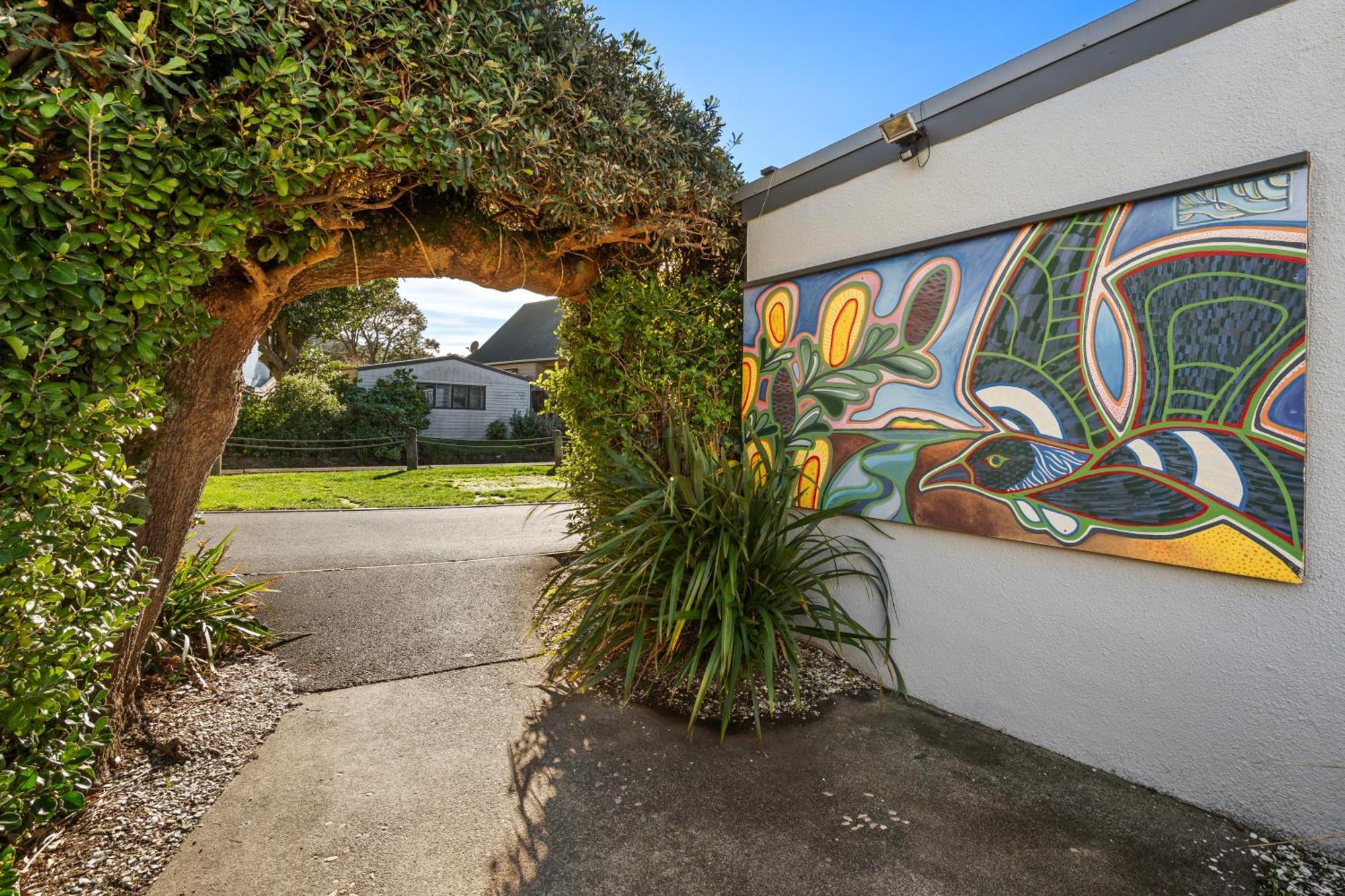 Tasman Holiday Parks - Waihi Beach Kültér fotó Mural on the side of a house in the suburb of St Johns, Auckland