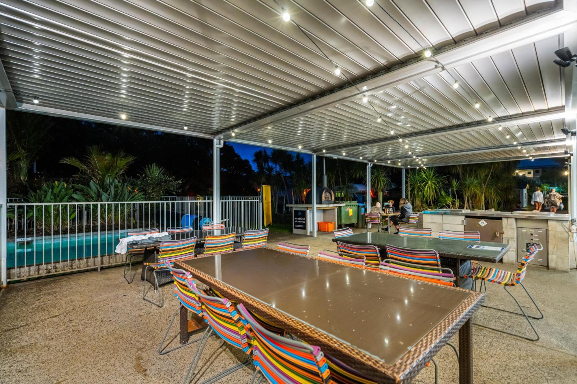 Tasman Holiday Parks - Waihi Beach Kültér fotó A louvred roof system