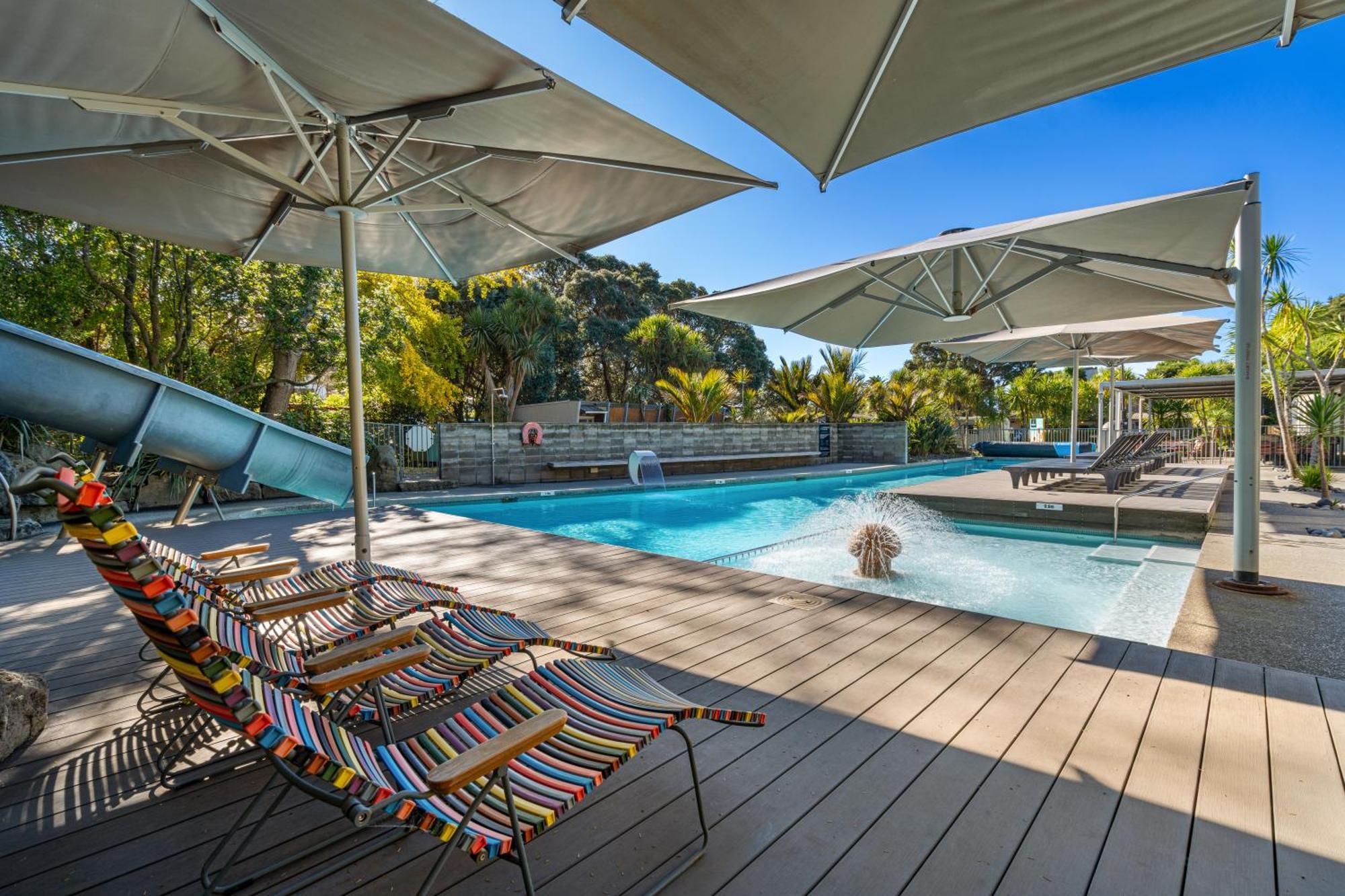 Tasman Holiday Parks - Waihi Beach Kültér fotó The pool at the resort