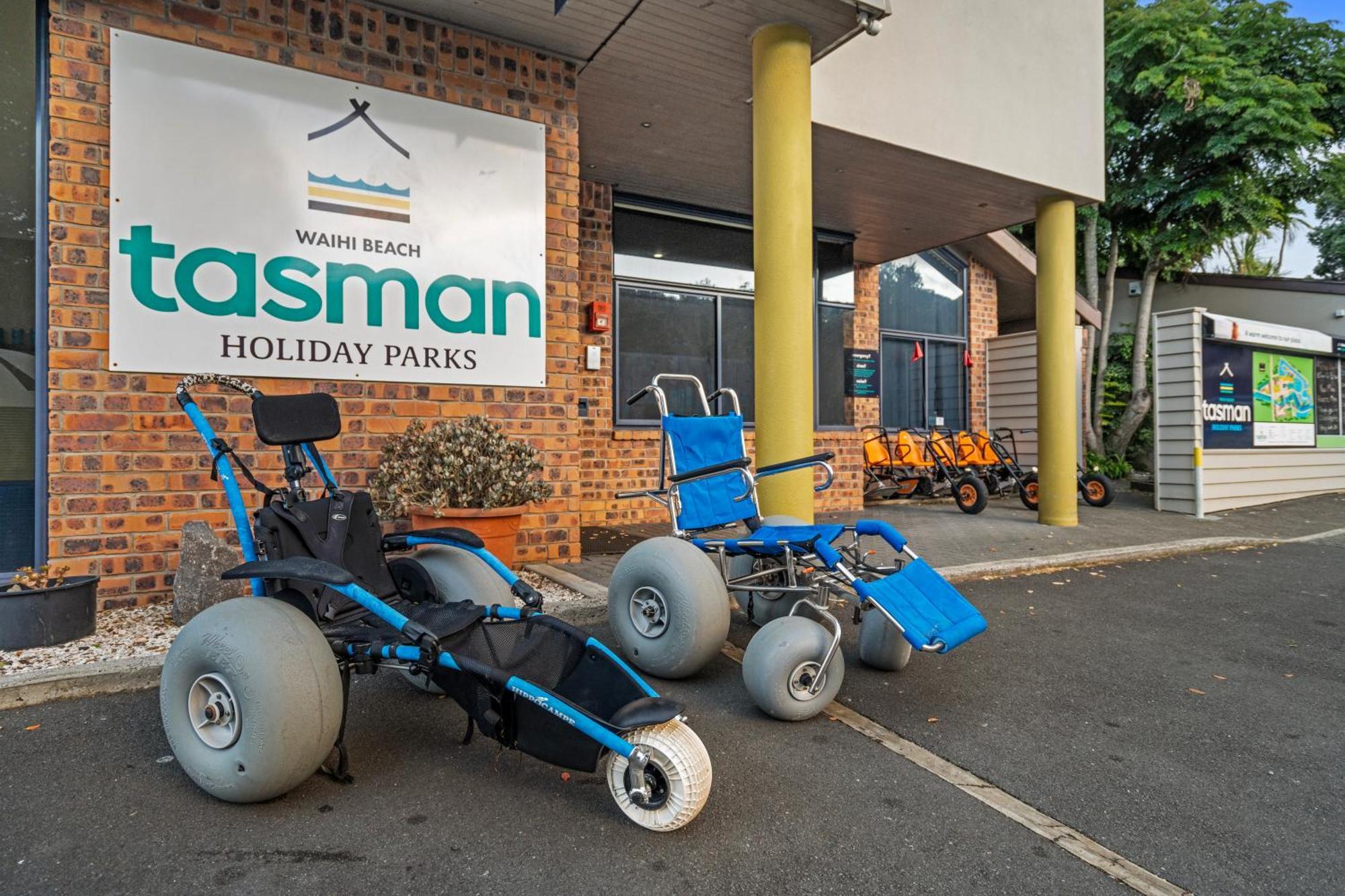 Tasman Holiday Parks - Waihi Beach Kültér fotó Beach wheelchairs at a holiday park