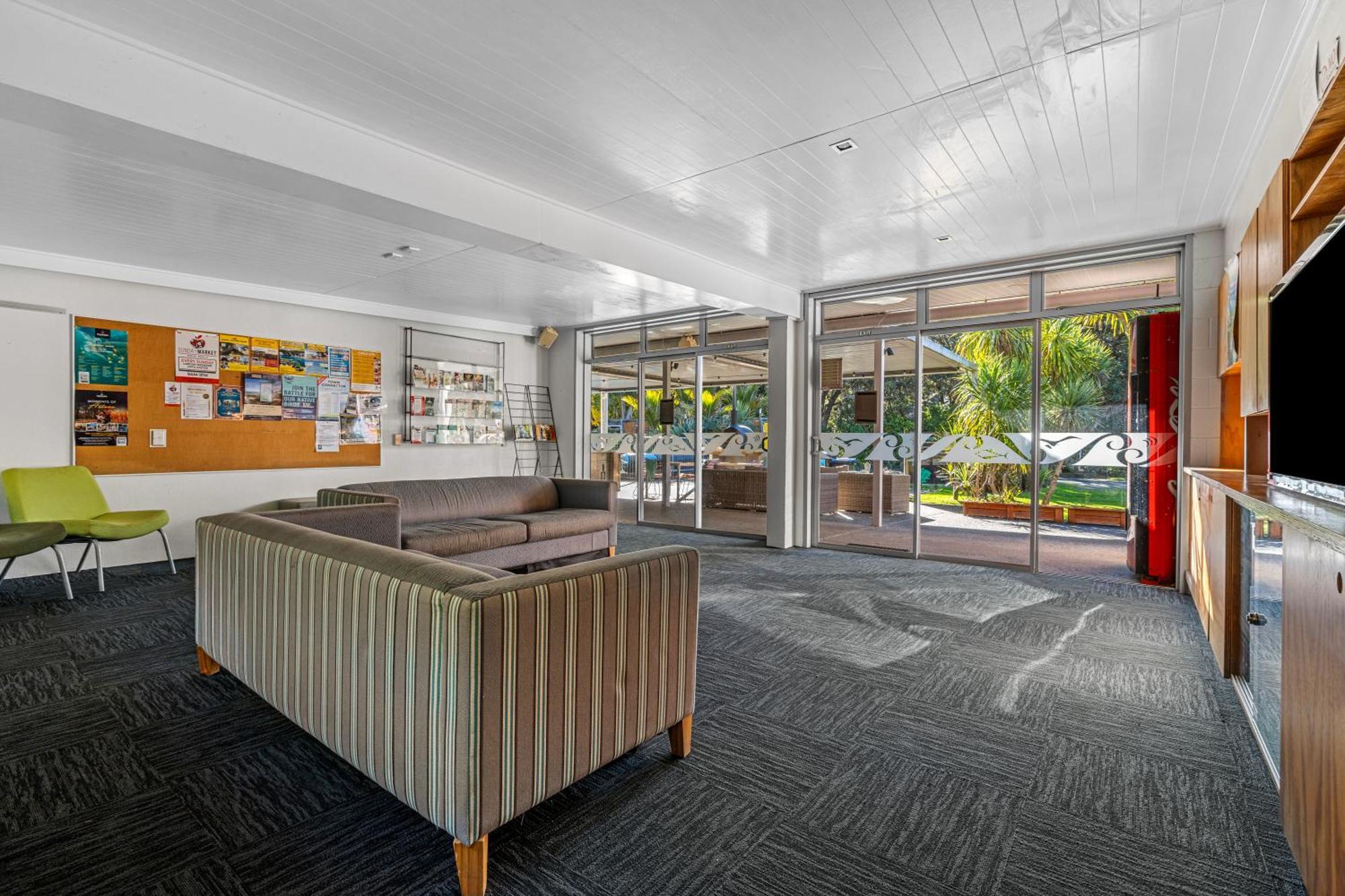 Tasman Holiday Parks - Waihi Beach Kültér fotó The interior of the school's main building