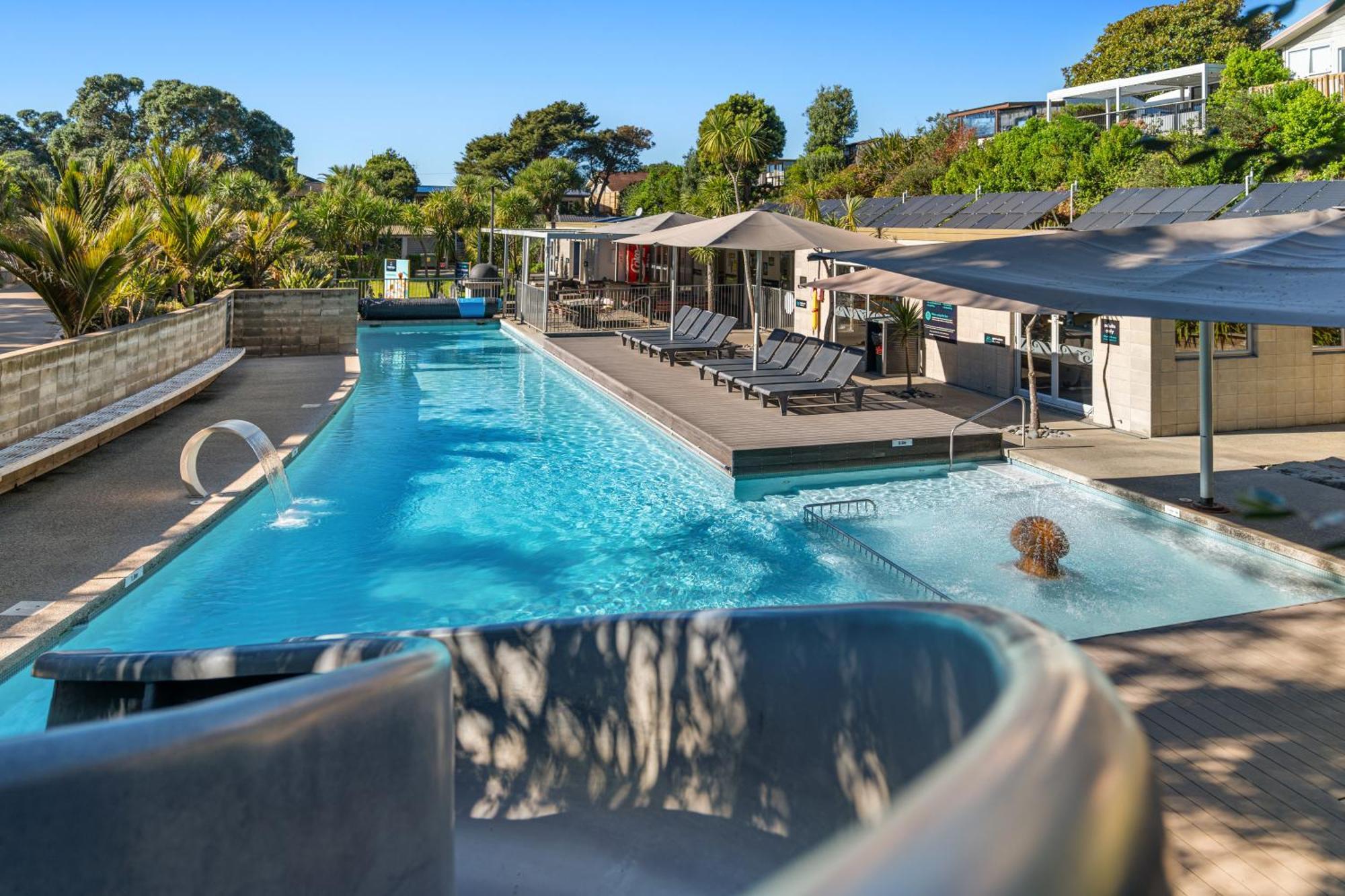 Tasman Holiday Parks - Waihi Beach Kültér fotó The pool at the Bay of Many Coves