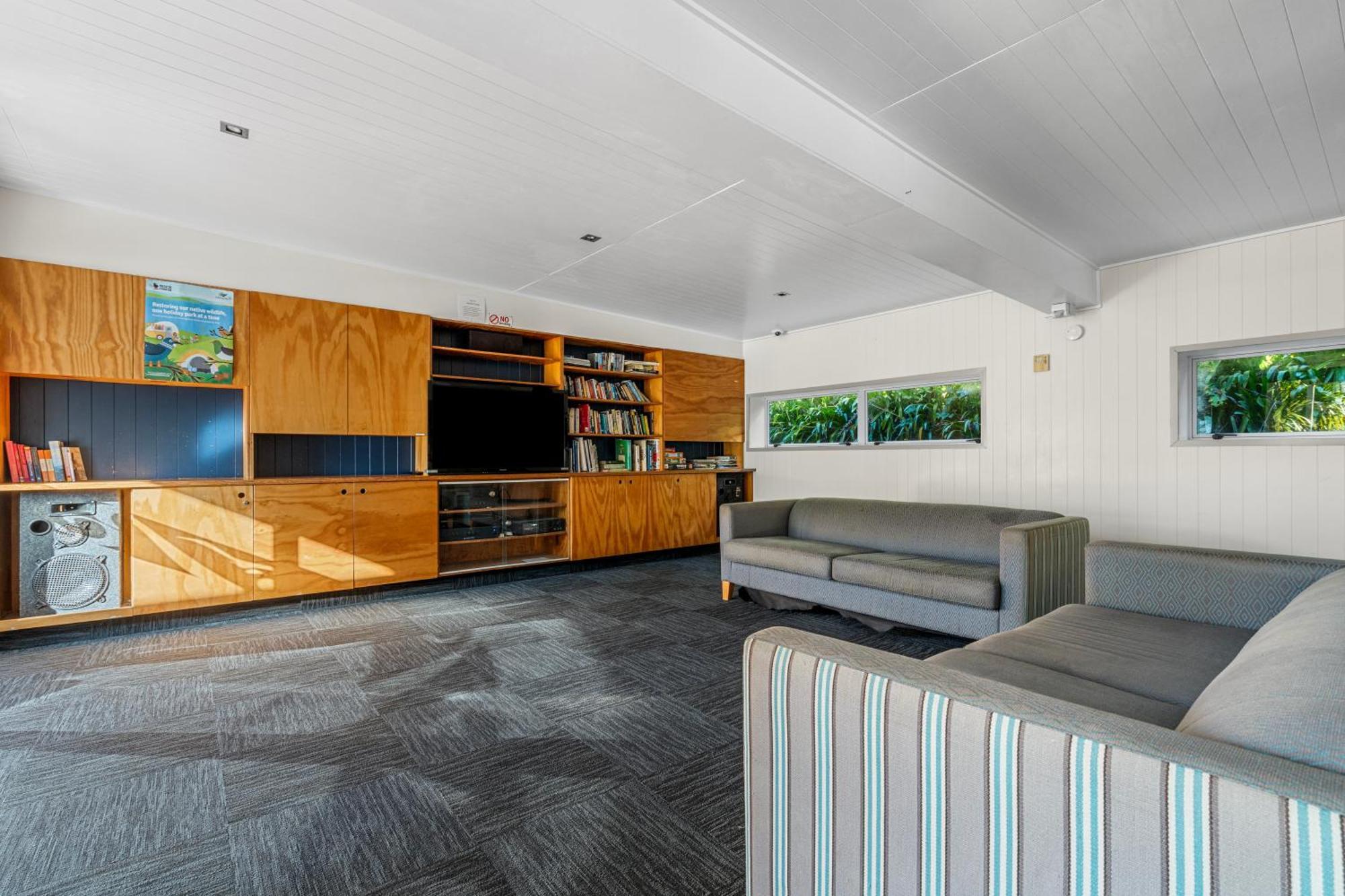 Tasman Holiday Parks - Waihi Beach Kültér fotó Interior of the house