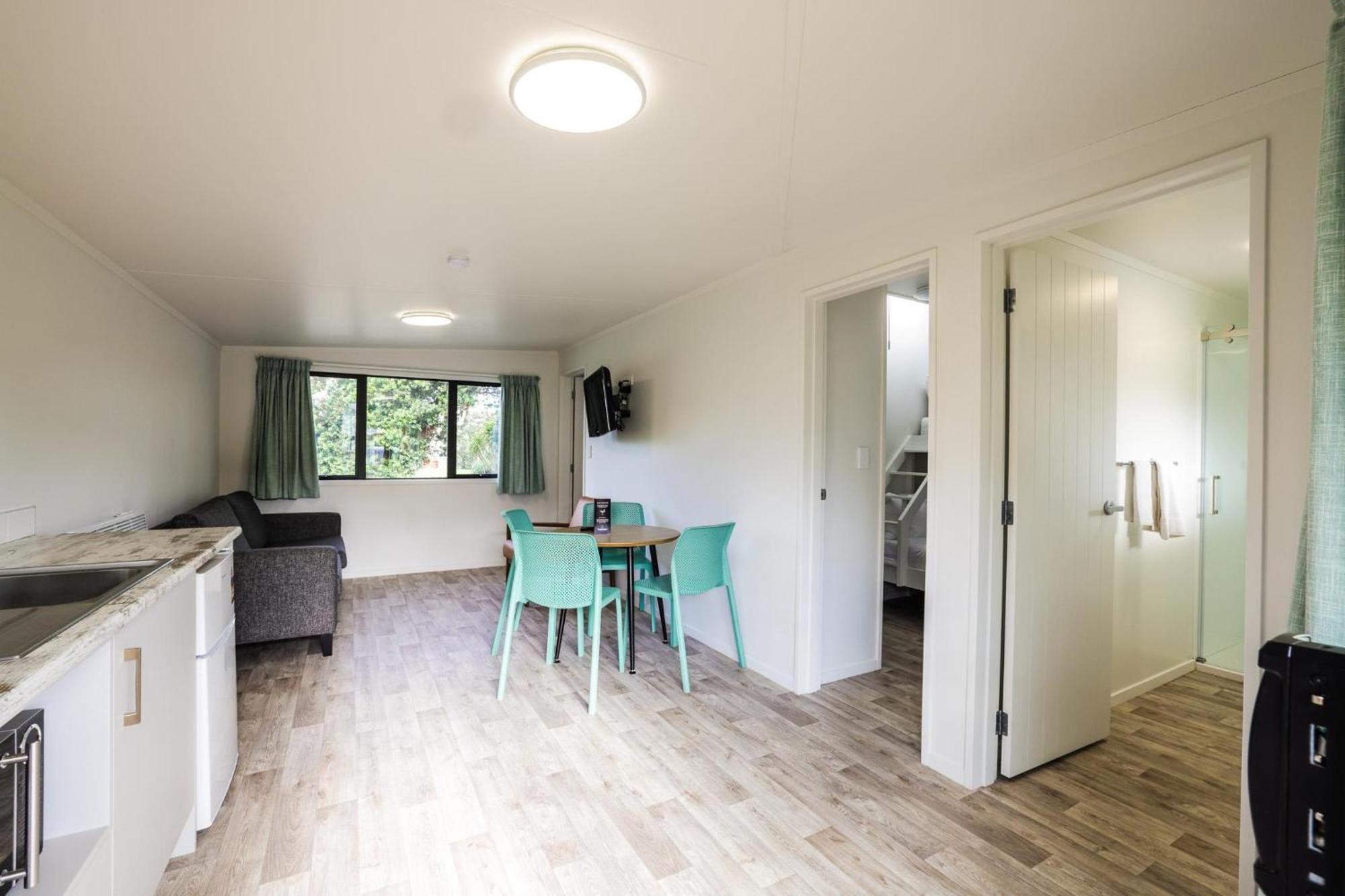 Tasman Holiday Parks - Waihi Beach Kültér fotó A typical one-bedroom apartment at the park