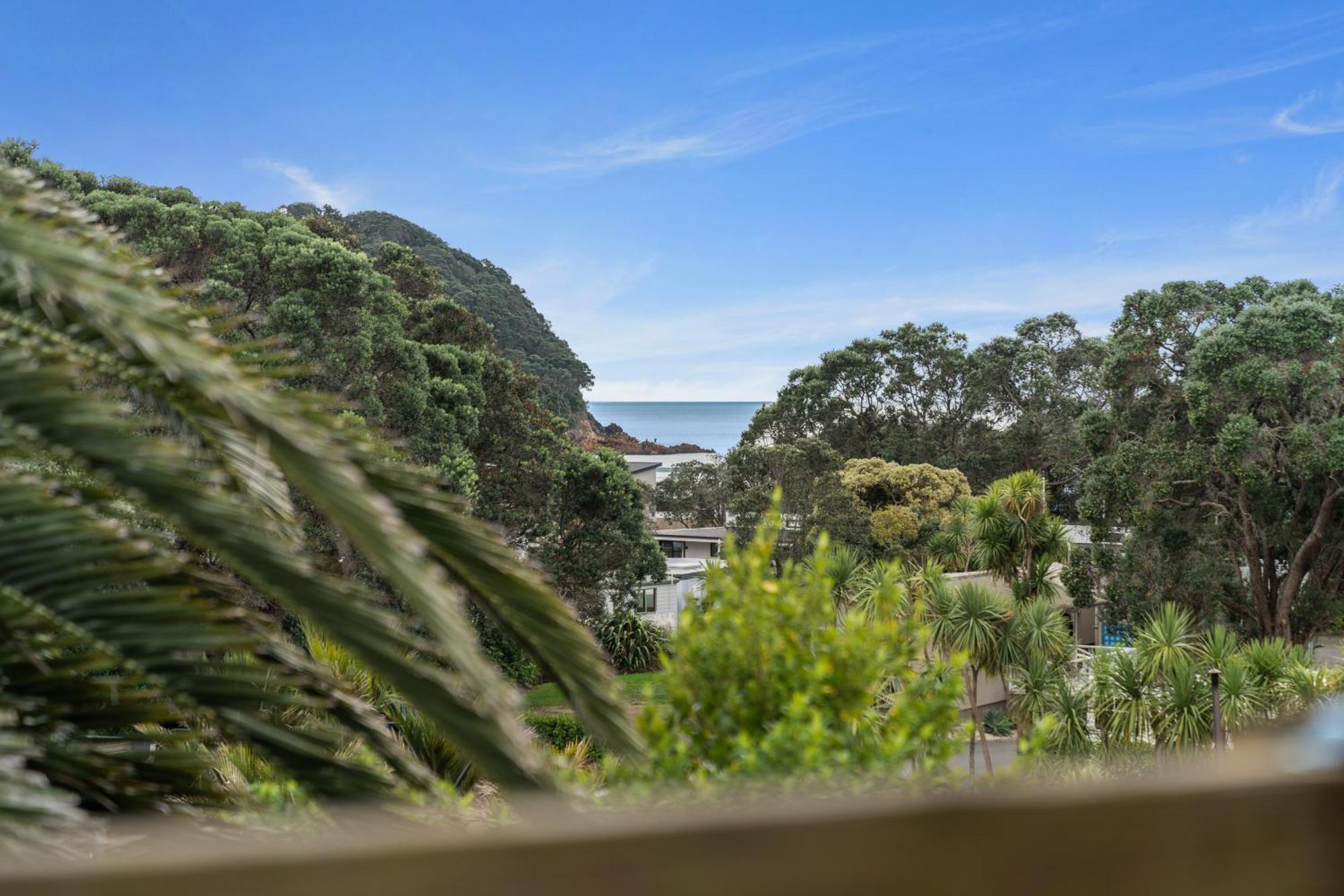 Tasman Holiday Parks - Waihi Beach Kültér fotó View of the bay from the town