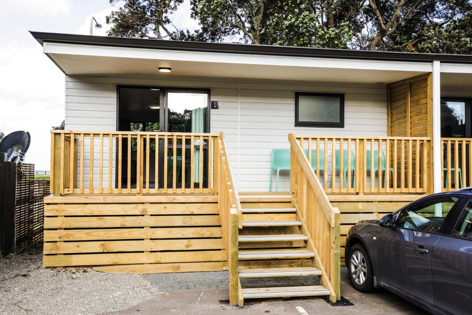 Tasman Holiday Parks - Waihi Beach Kültér fotó A tiny home in New Zealand