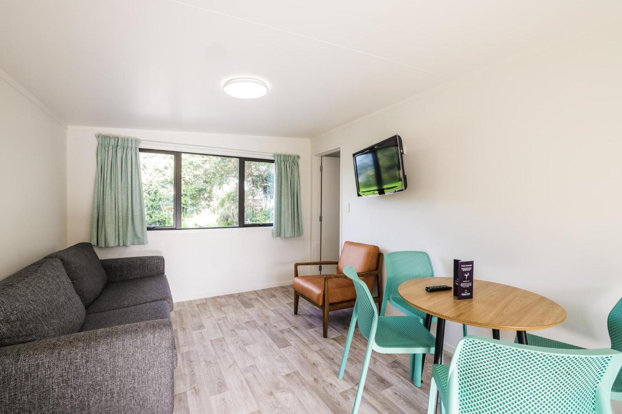 Tasman Holiday Parks - Waihi Beach Kültér fotó Living area of a one bedroom apartment