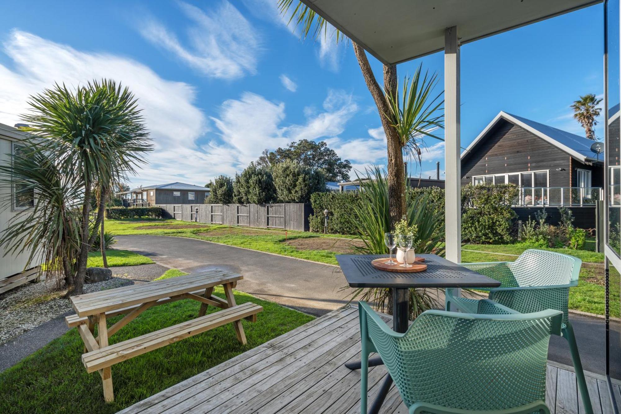 Tasman Holiday Parks - Waihi Beach Kültér fotó A view of the deck at the beach house