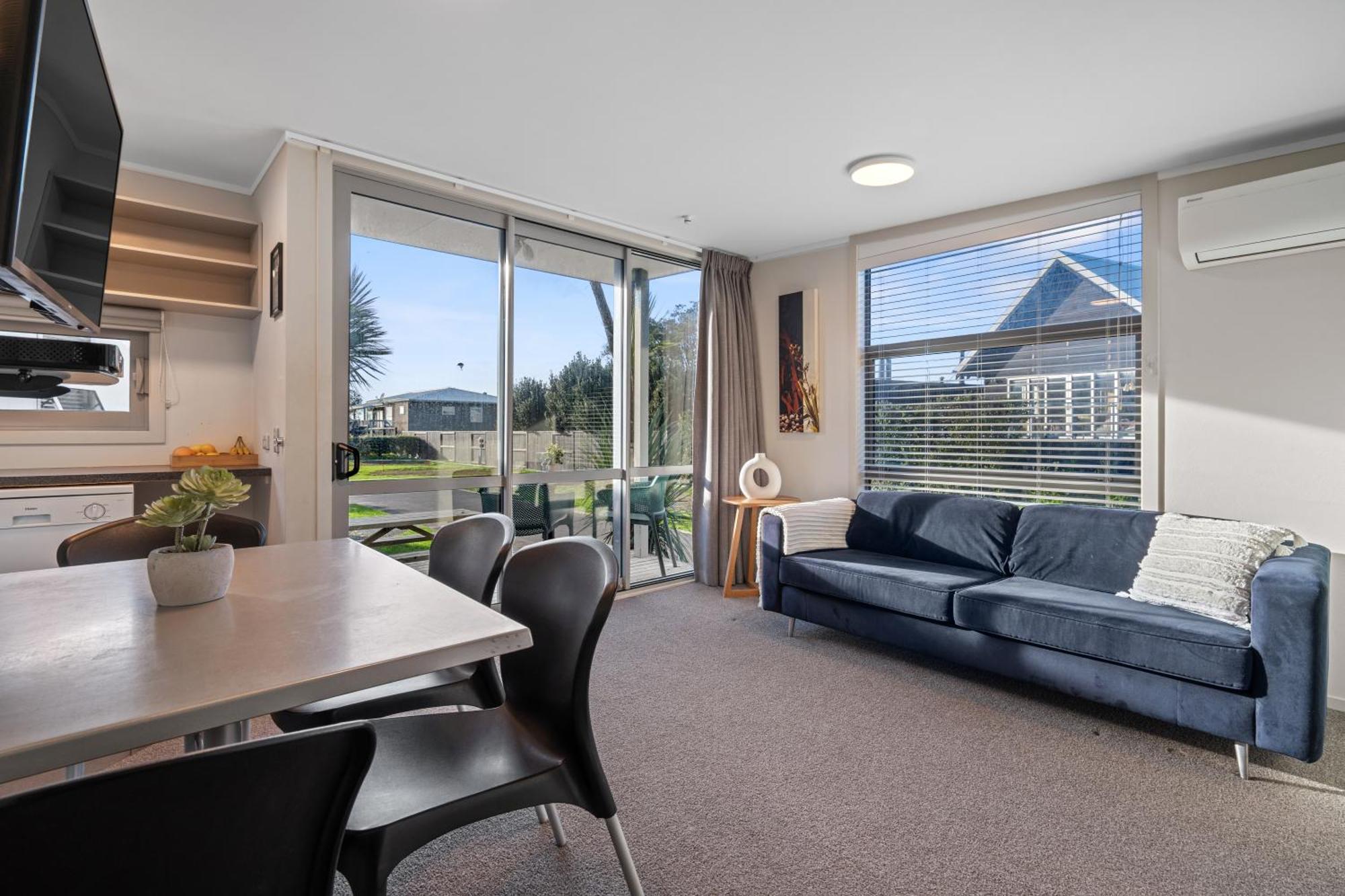 Tasman Holiday Parks - Waihi Beach Kültér fotó A typical apartment at the Village