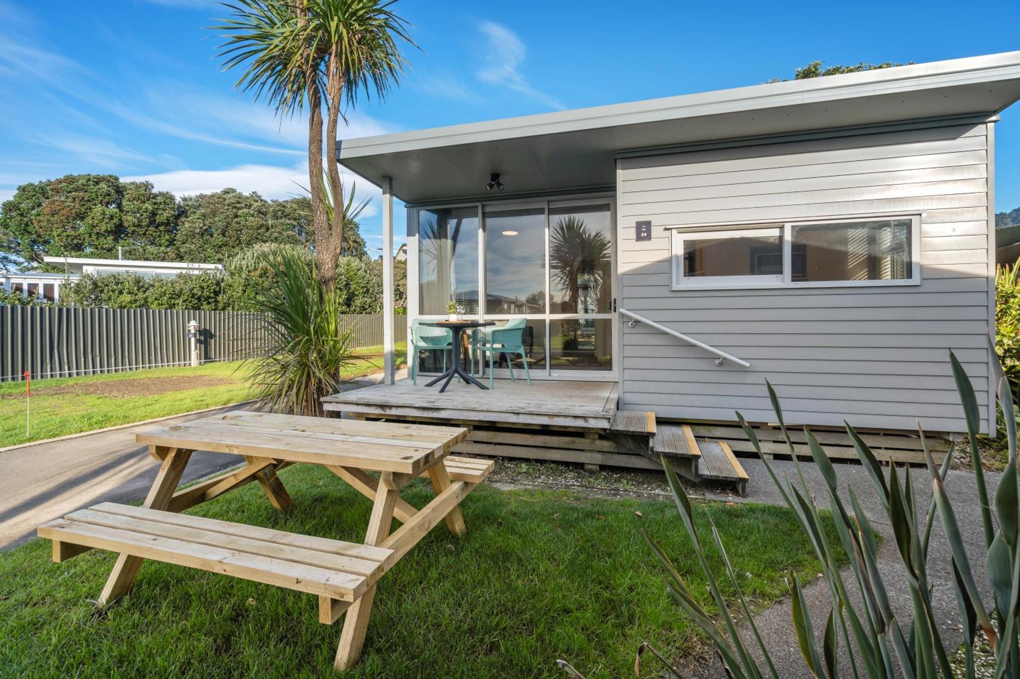 Tasman Holiday Parks - Waihi Beach Kültér fotó A bach at Waikare