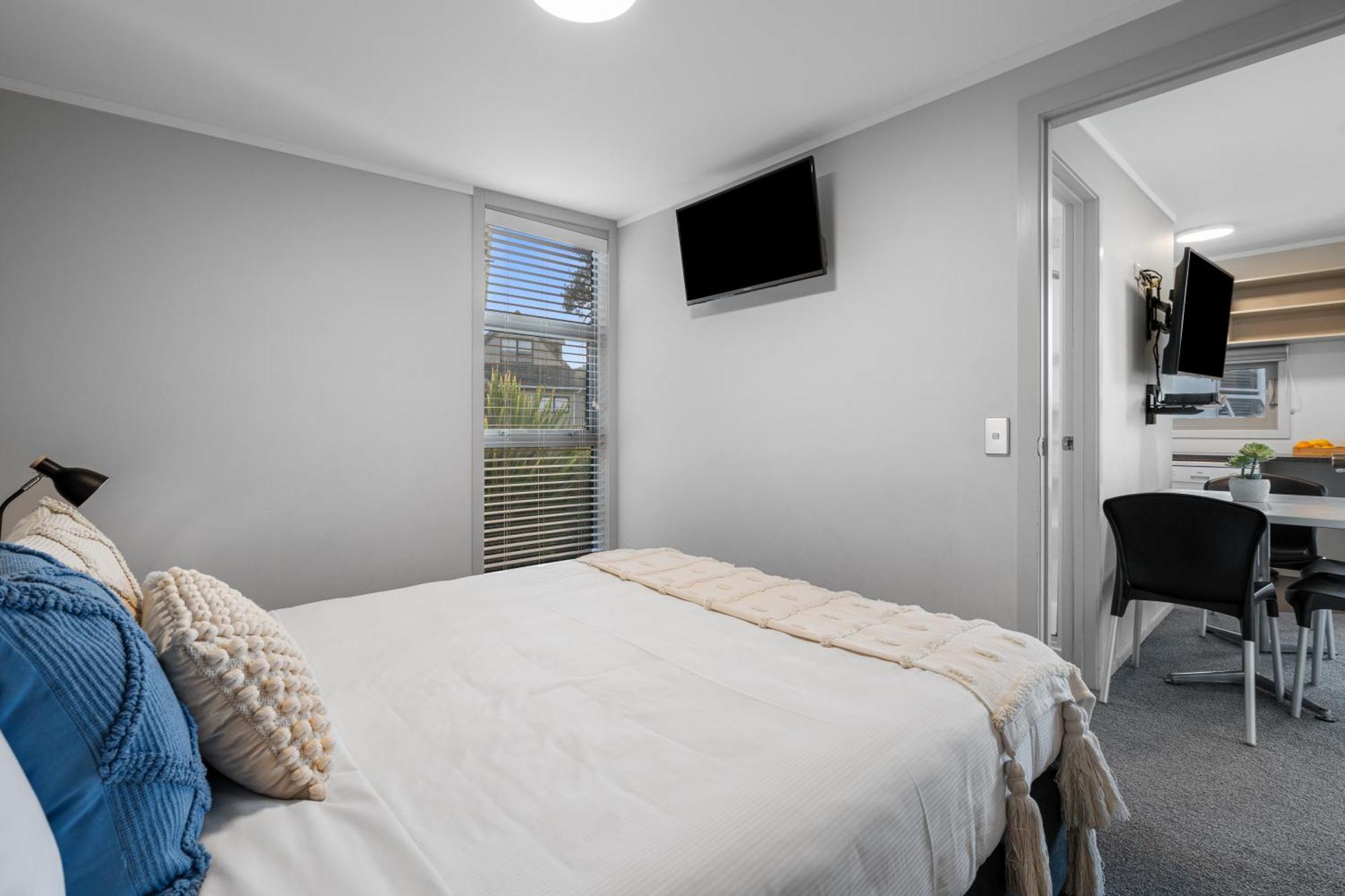 Tasman Holiday Parks - Waihi Beach Kültér fotó A bedroom in a typical apartment