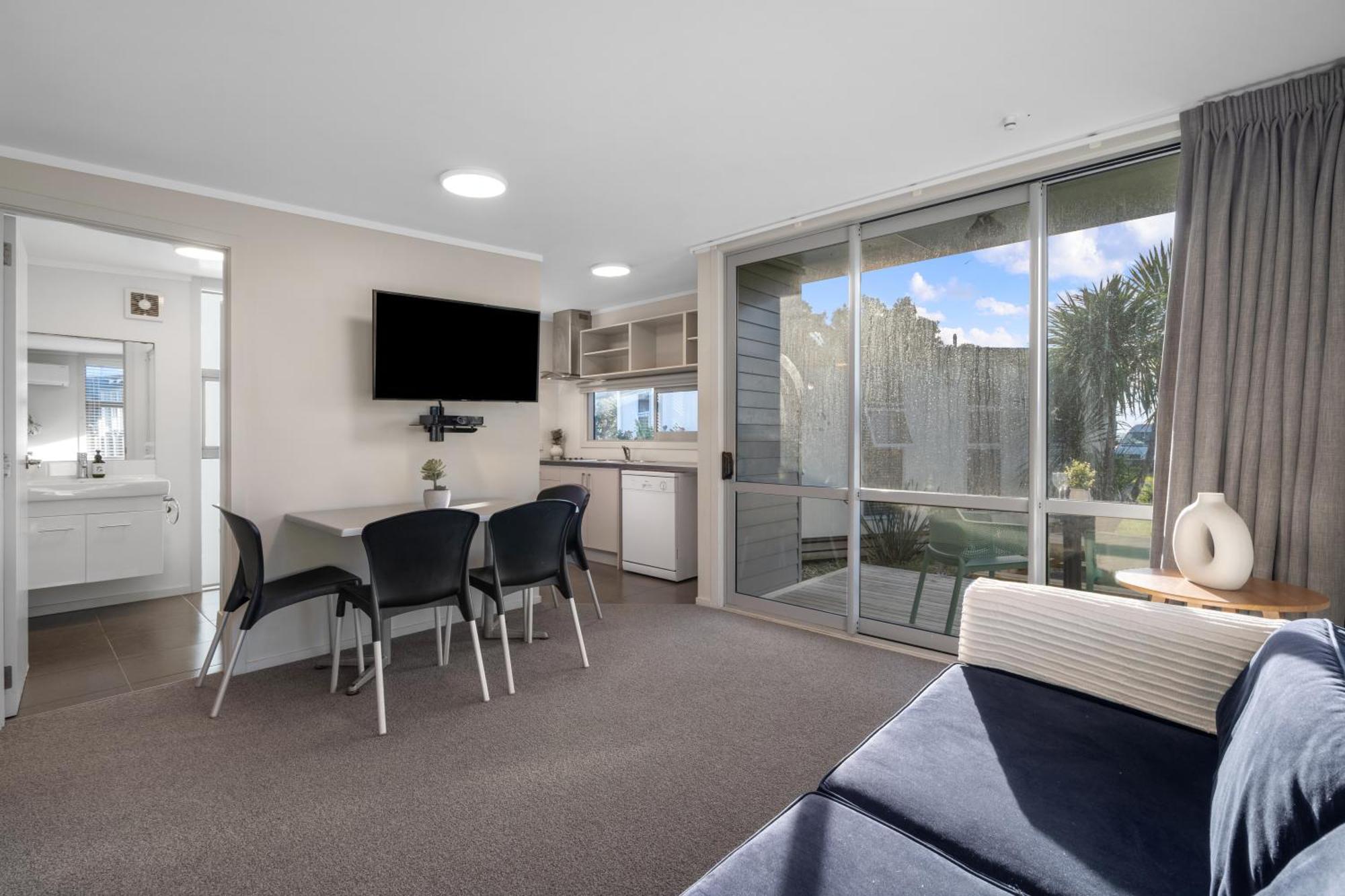 Tasman Holiday Parks - Waihi Beach Kültér fotó A typical one-bedroom apartment at the hotel