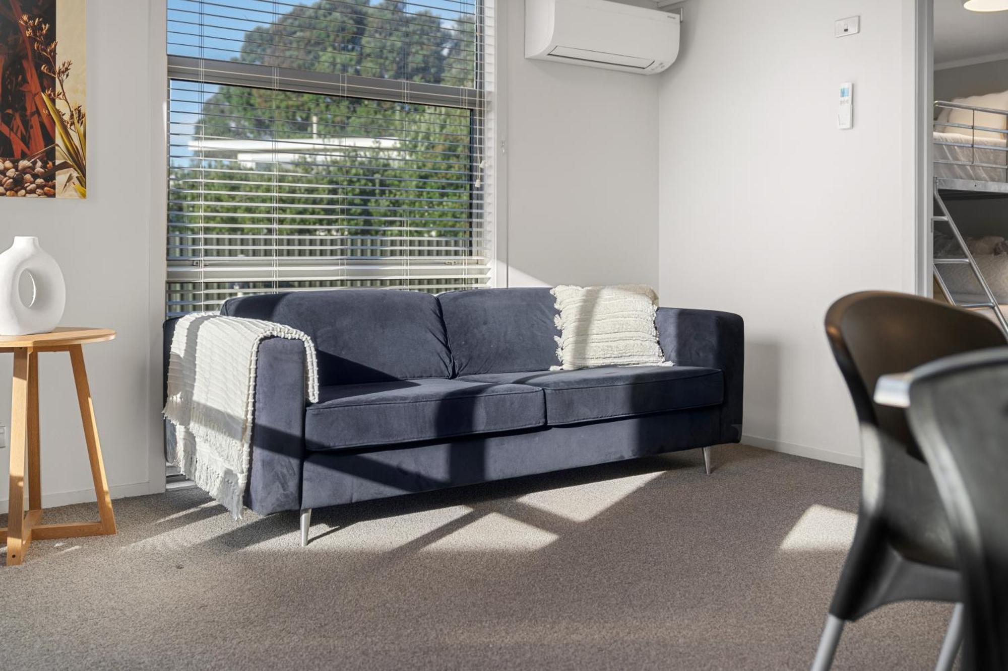 Tasman Holiday Parks - Waihi Beach Kültér fotó A sofa