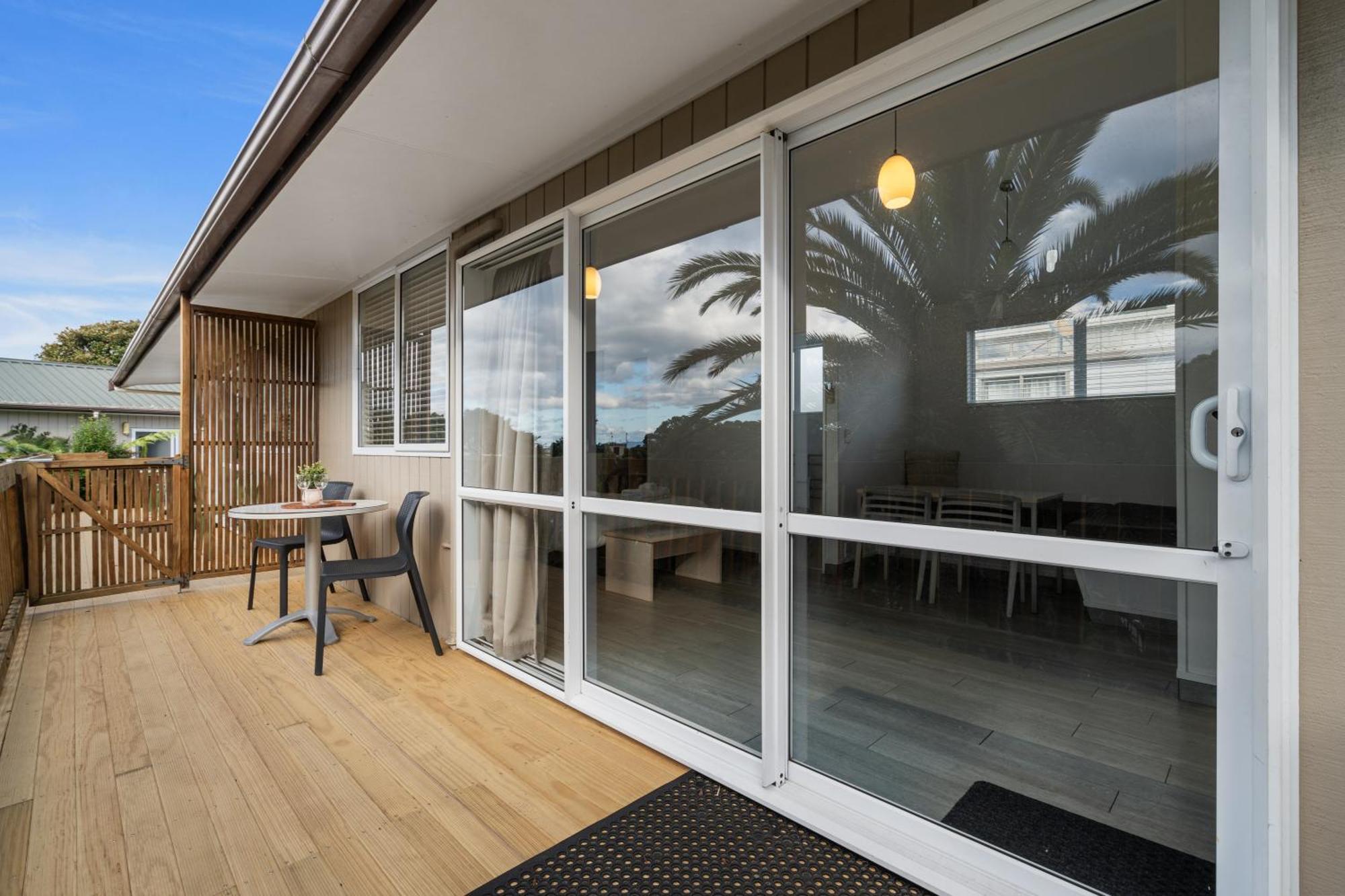 Tasman Holiday Parks - Waihi Beach Kültér fotó A sliding door