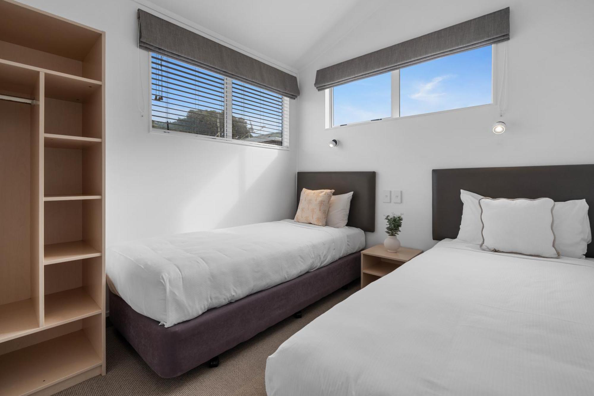 Tasman Holiday Parks - Waihi Beach Kültér fotó A bedroom at the hotel