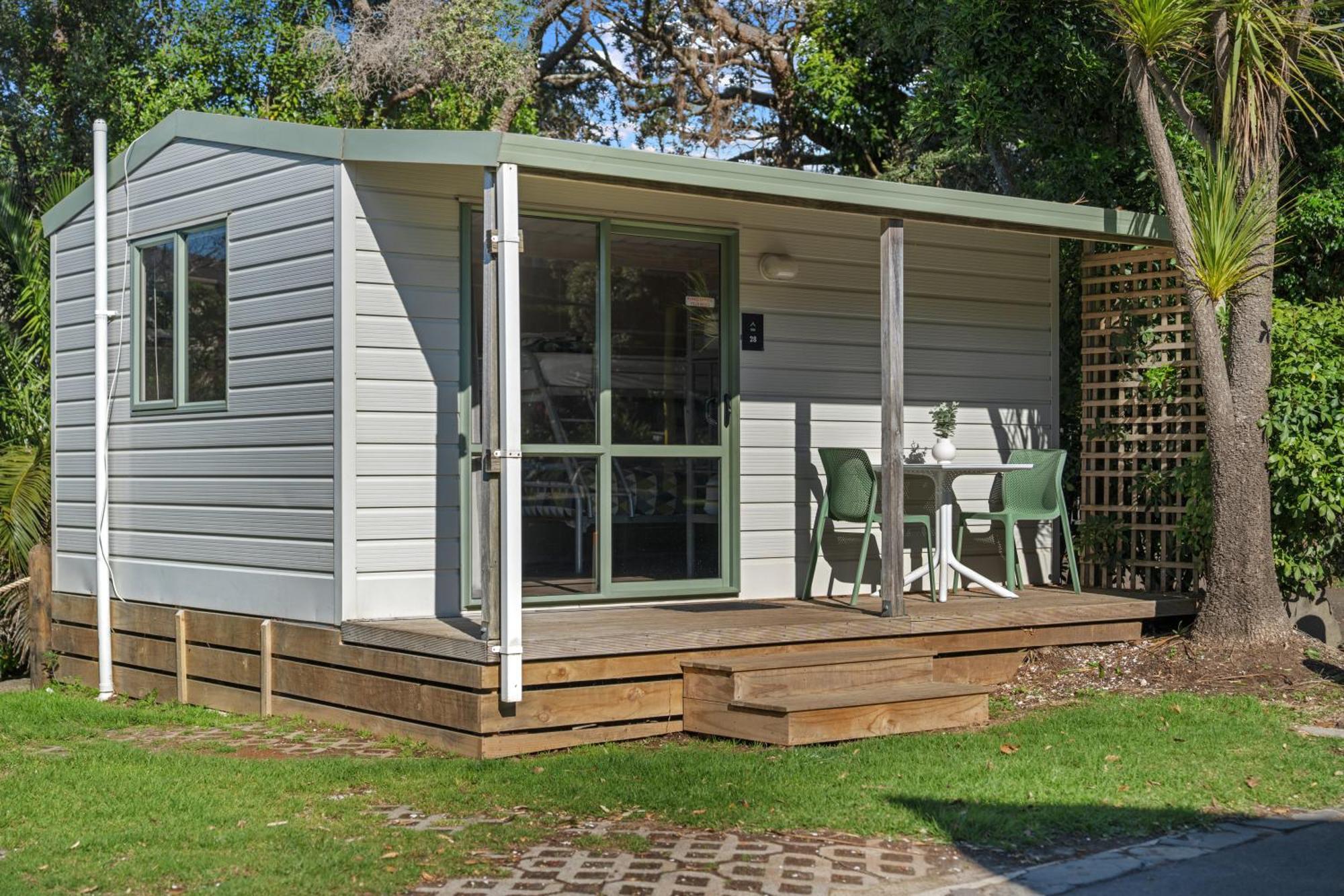 Tasman Holiday Parks - Waihi Beach Kültér fotó A bach in Auckland, New Zealand