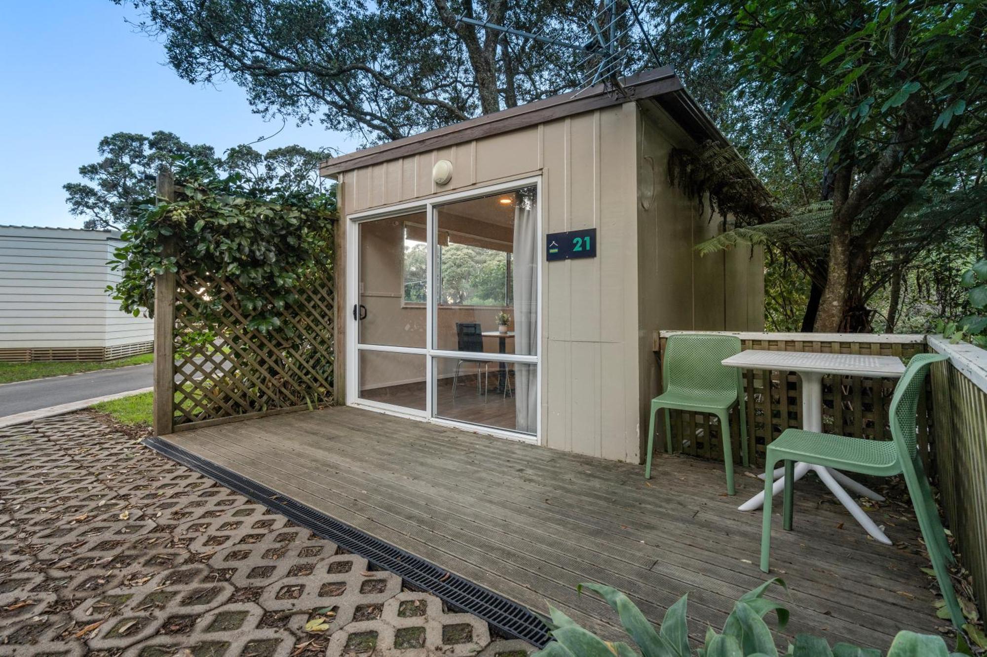 Tasman Holiday Parks - Waihi Beach Kültér fotó A typical studio cabin at the park