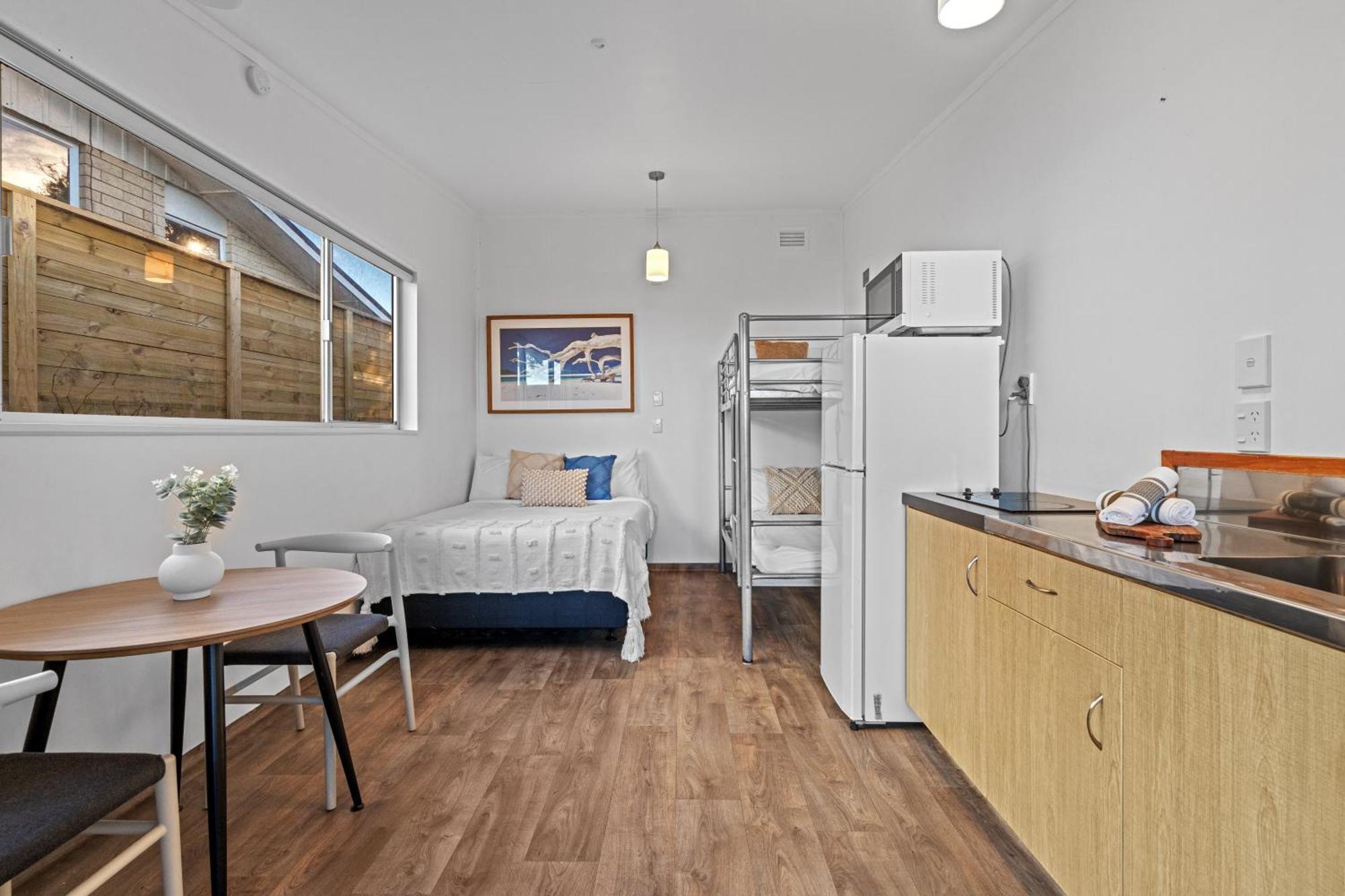Tasman Holiday Parks - Waihi Beach Kültér fotó A typical studio apartment