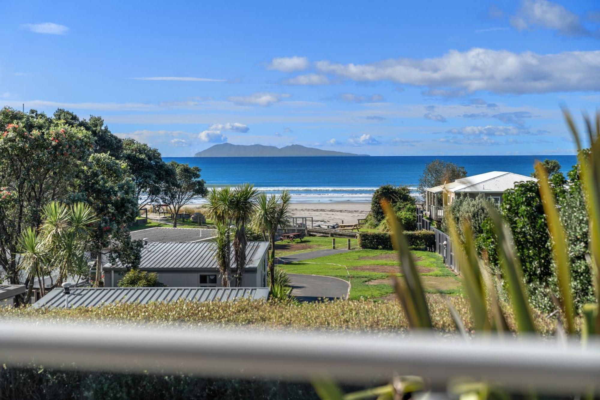 Tasman Holiday Parks - Waihi Beach Kültér fotó View of the bay from the town