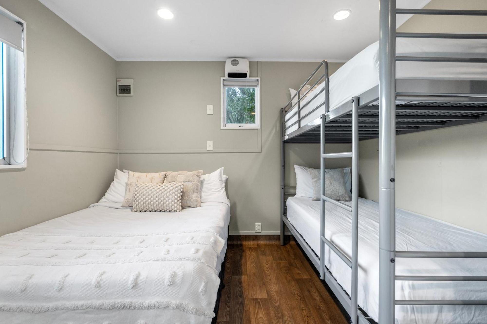 Tasman Holiday Parks - Waihi Beach Kültér fotó Bunk beds in a cabin