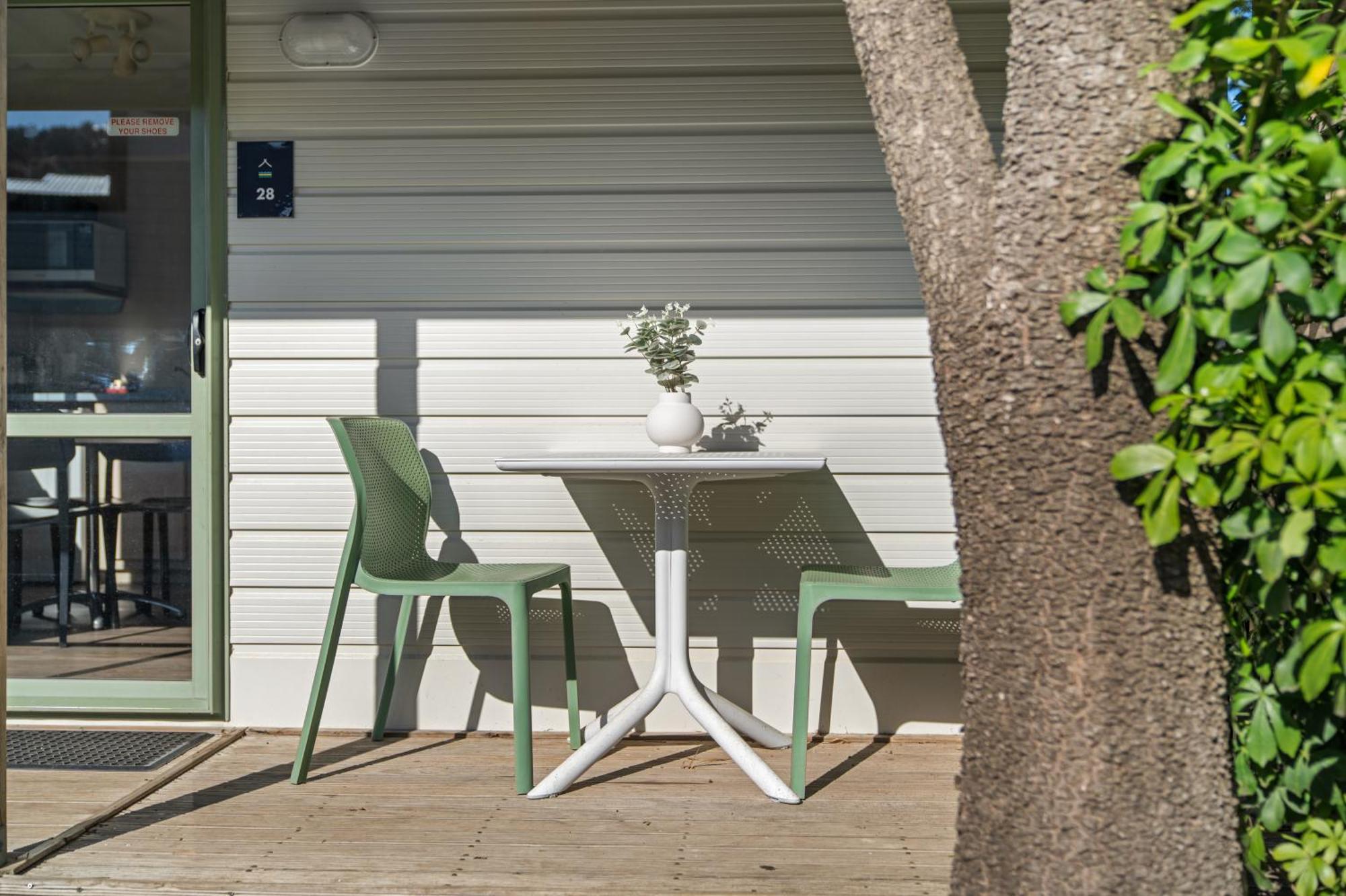 Tasman Holiday Parks - Waihi Beach Kültér fotó Trill table