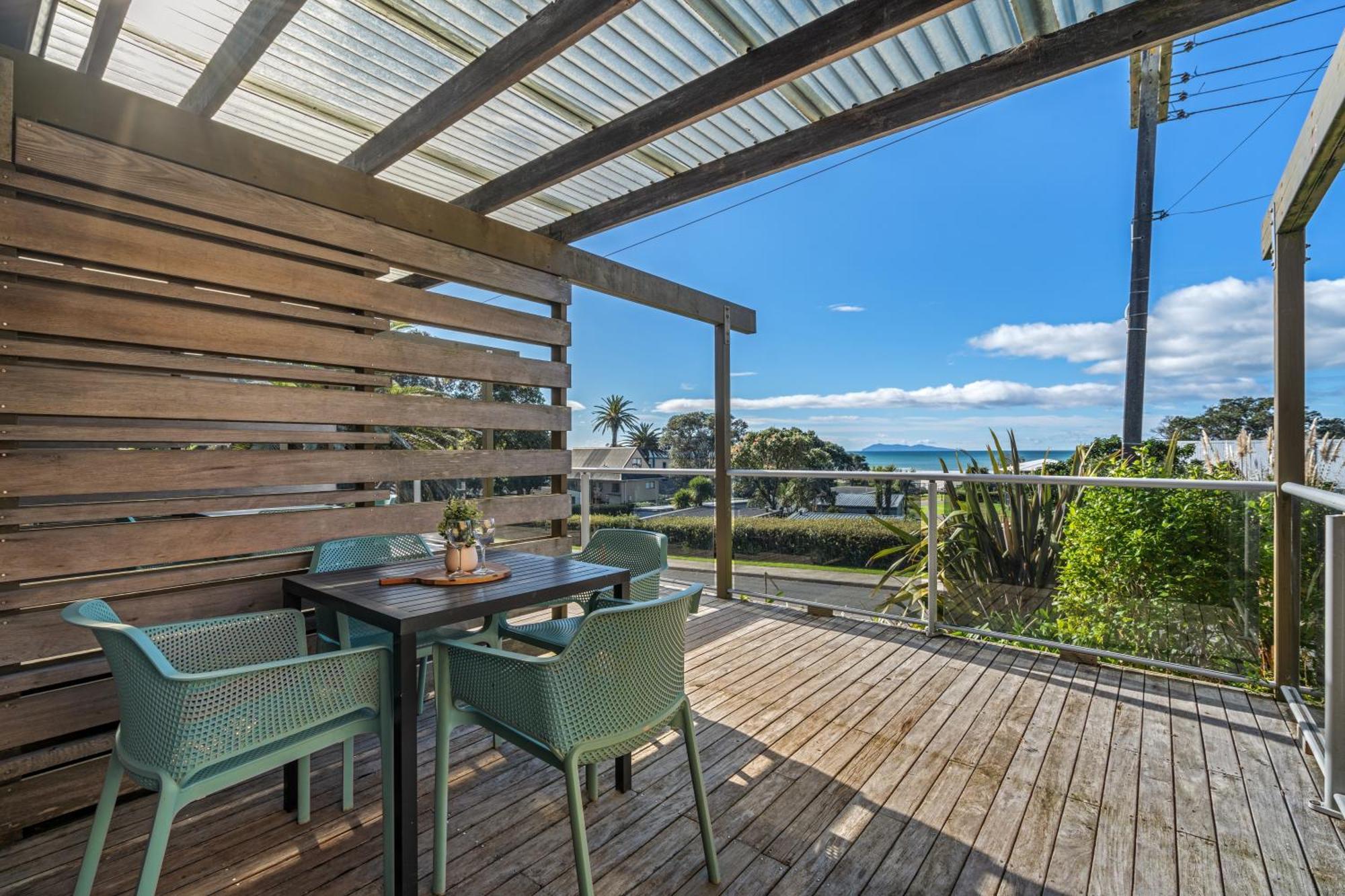 Tasman Holiday Parks - Waihi Beach Kültér fotó A deck in New Zealand