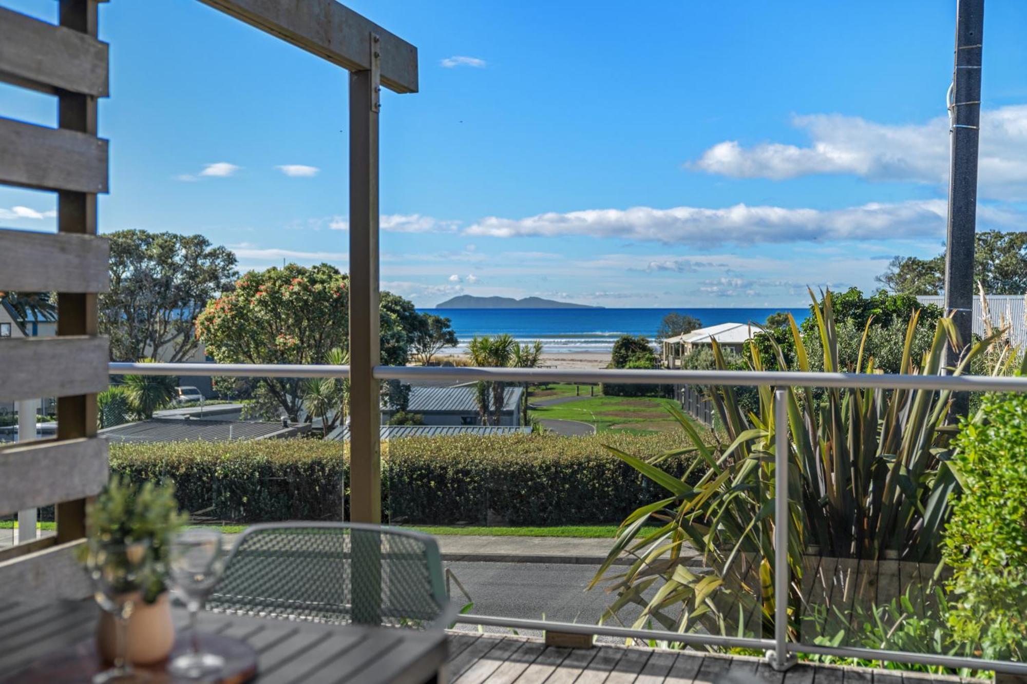 Tasman Holiday Parks - Waihi Beach Kültér fotó View of the bay from a house in Red Beach