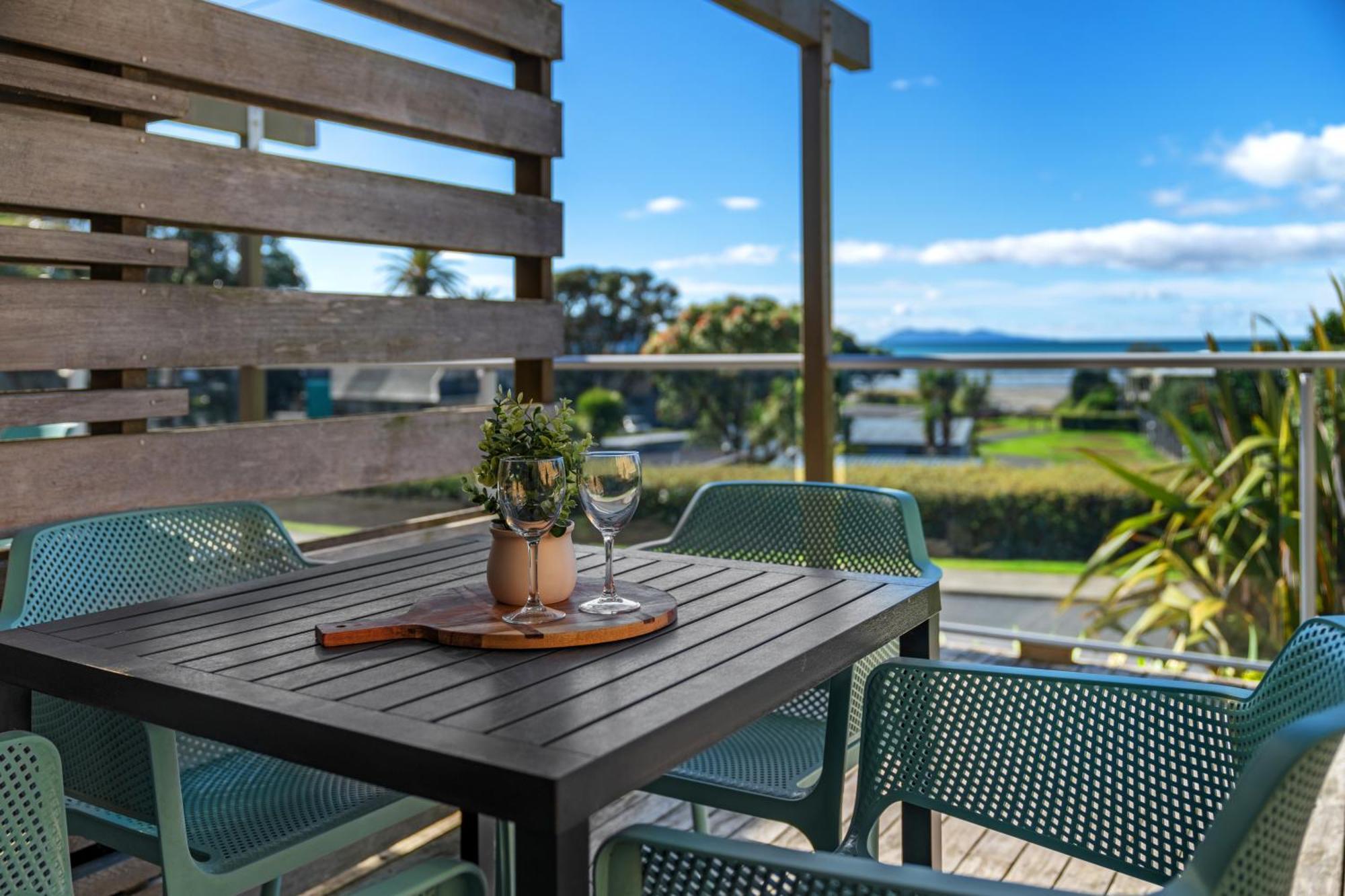 Tasman Holiday Parks - Waihi Beach Kültér fotó A balcony in New Zealand