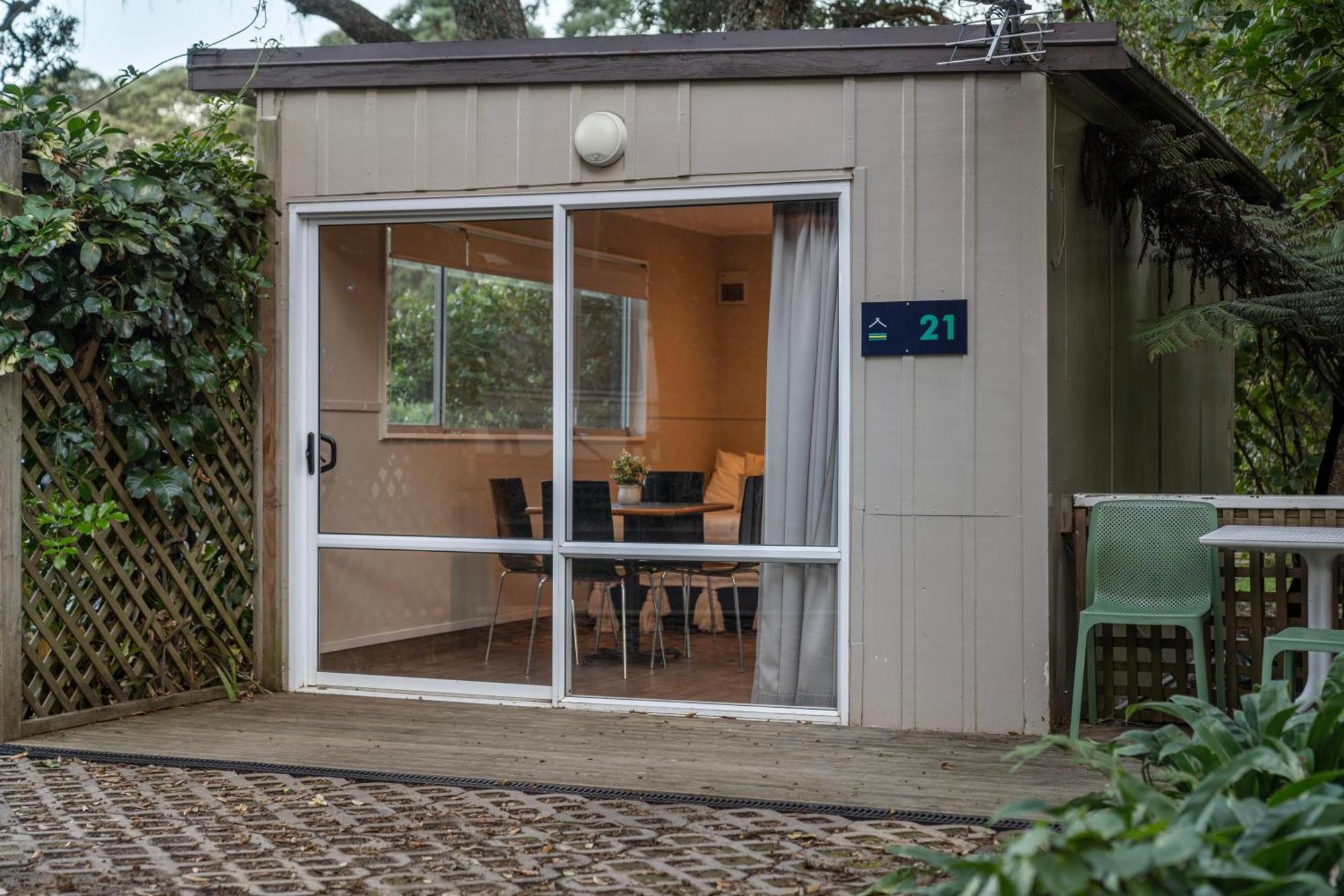Tasman Holiday Parks - Waihi Beach Kültér fotó A garden room in Auckland, New Zealand